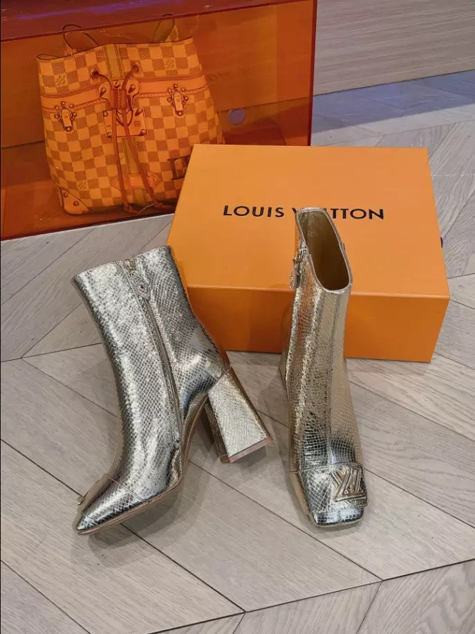 LOUIS VUITTON SHAKE ANKLE BOOT – WLS016