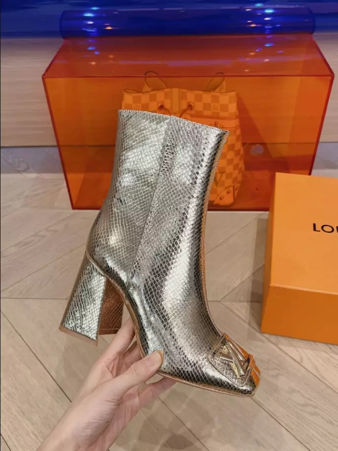 LOUIS VUITTON SHAKE ANKLE BOOT – WLS016