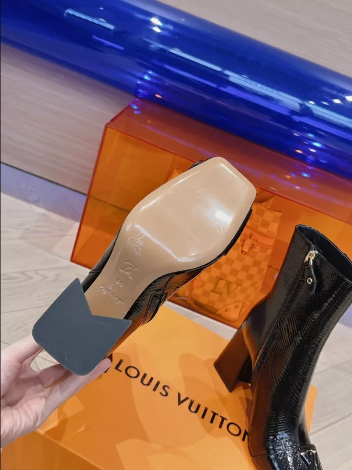 LOUIS VUITTON SHAKE ANKLE BOOT – WLS017