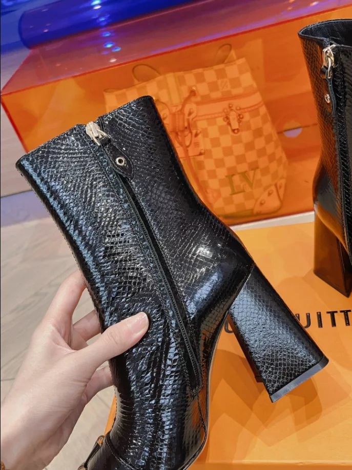 LOUIS VUITTON SHAKE ANKLE BOOT – WLS017