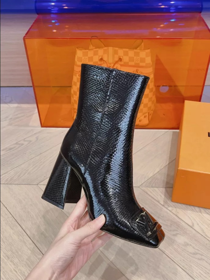 LOUIS VUITTON SHAKE ANKLE BOOT – WLS017