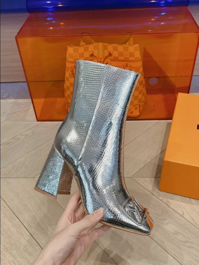 LOUIS VUITTON SHAKE ANKLE BOOT – WLS018