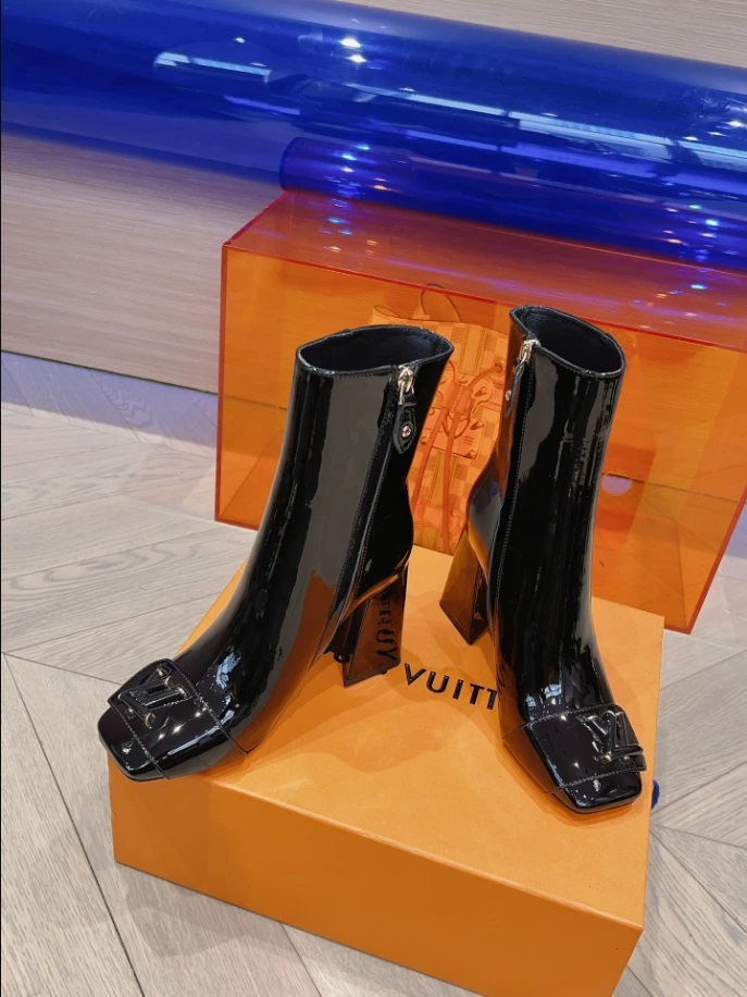 LOUIS VUITTON SHAKE ANKLE BOOT – WLS019