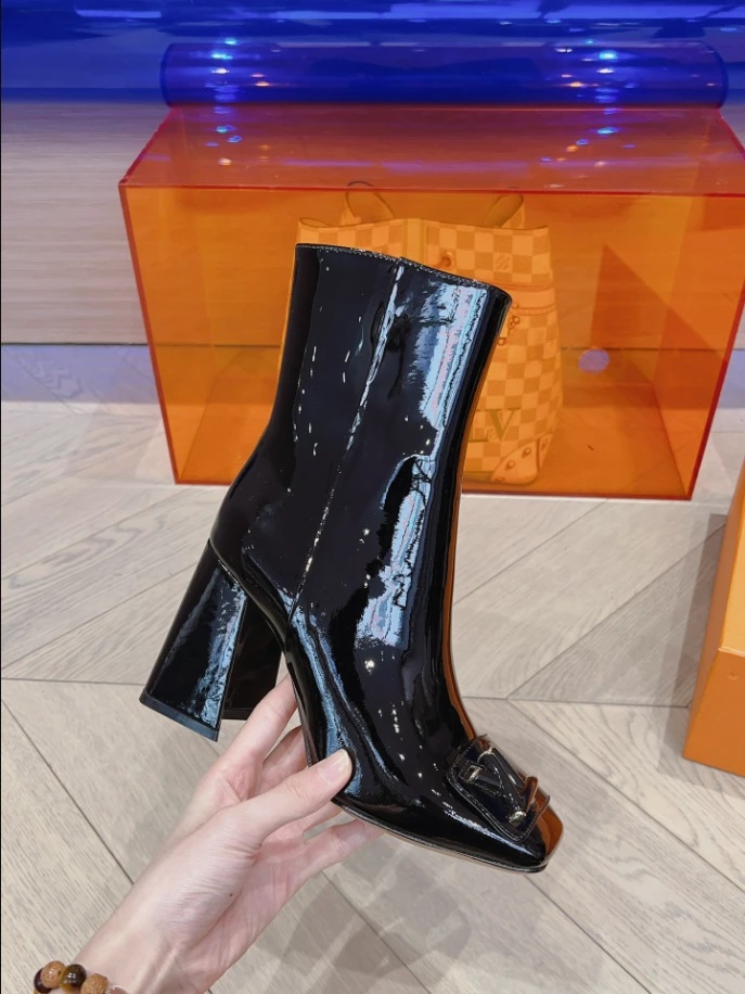 LOUIS VUITTON SHAKE ANKLE BOOT – WLS019