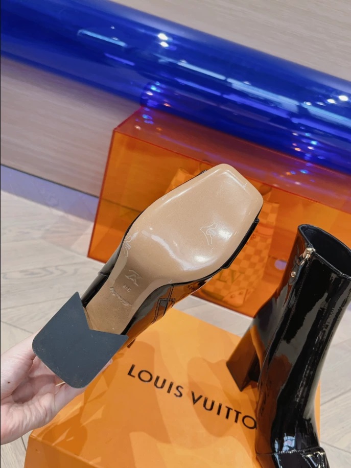 LOUIS VUITTON SHAKE ANKLE BOOT – WLS019