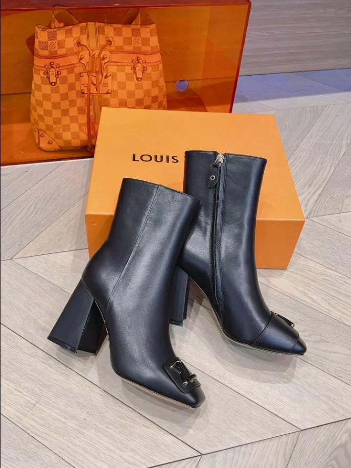 LOUIS VUITTON SHAKE ANKLE BOOT – WLS020