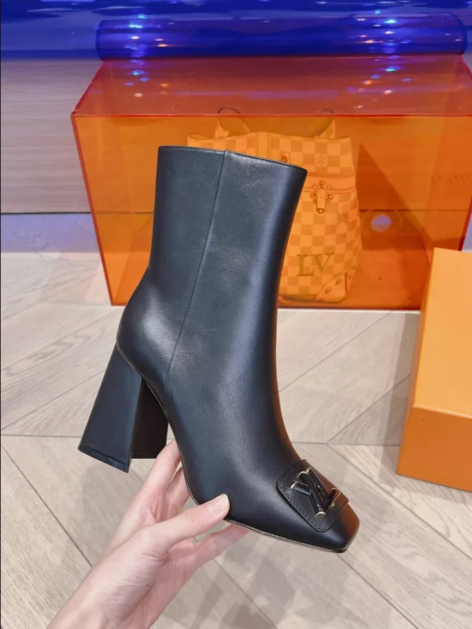 LOUIS VUITTON SHAKE ANKLE BOOT – WLS020