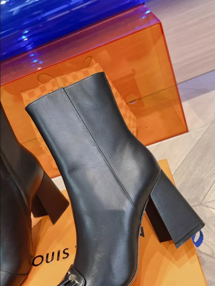 LOUIS VUITTON SHAKE ANKLE BOOT – WLS020