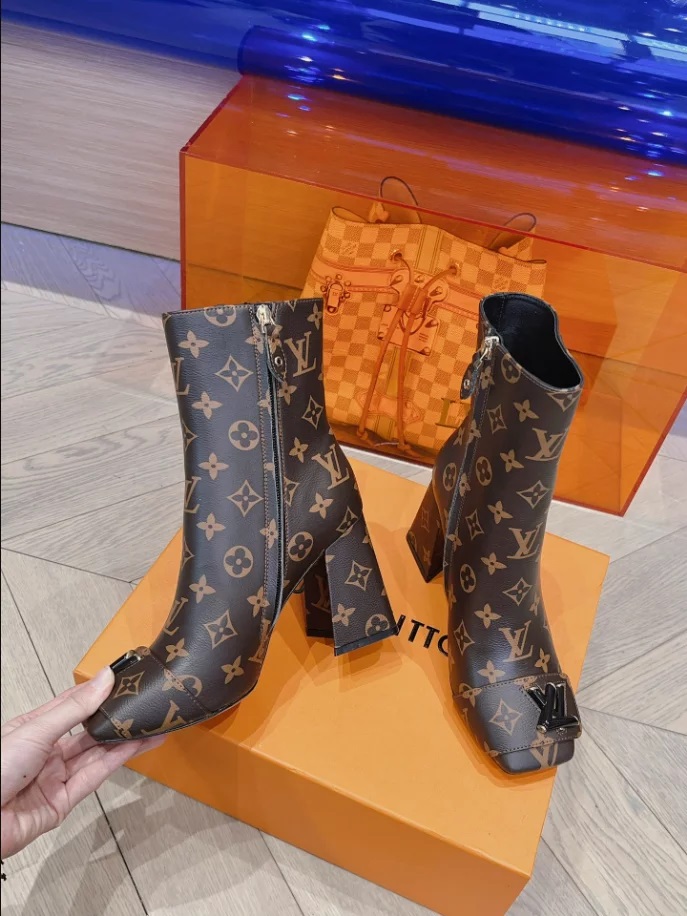 LOUIS VUITTON SHAKE ANKLE BOOT – WLS021