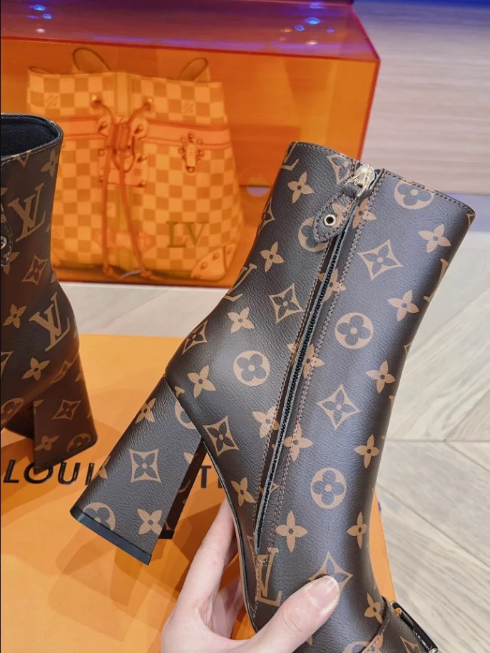 LOUIS VUITTON SHAKE ANKLE BOOT – WLS021