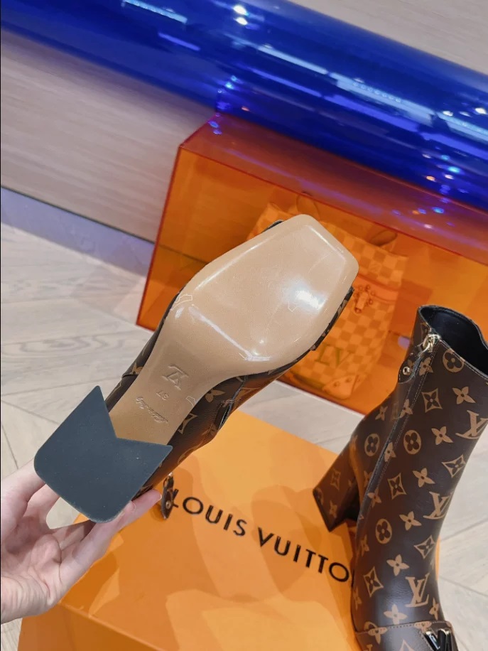 LOUIS VUITTON SHAKE ANKLE BOOT – WLS021