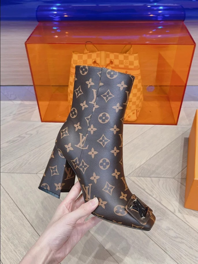 LOUIS VUITTON SHAKE ANKLE BOOT – WLS021